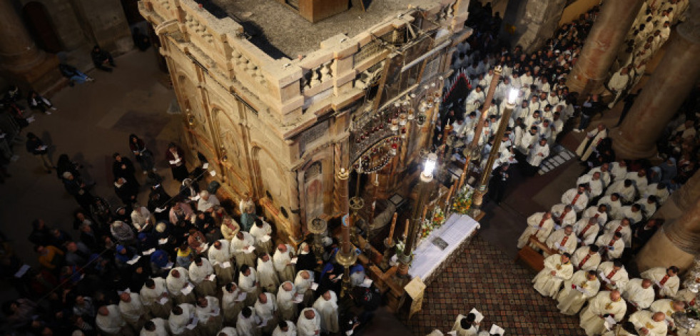 Los cristianos celebran con esperanza el Fuego Sagrado en Jerusalén: 