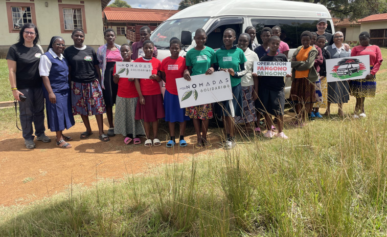 Una asociación con sede en Malpica hace entrega de un minibús a una residencia de jóvenes de Malawi