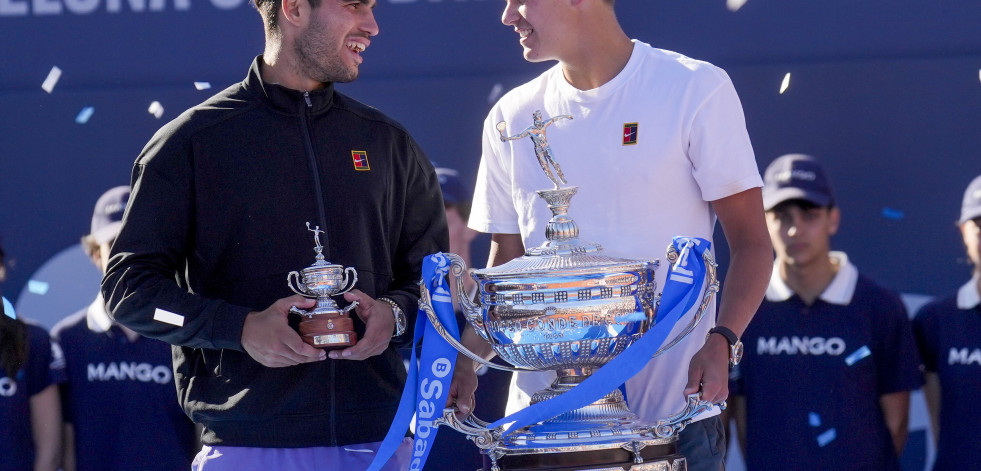 Rune se exhibe ante Alcaraz y se corona por primera vez en Barcelona