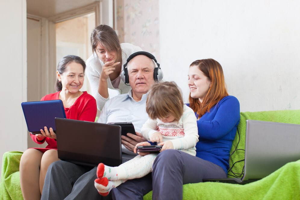 Familia feliz disfruta pocos portatiles varios 1398 1446