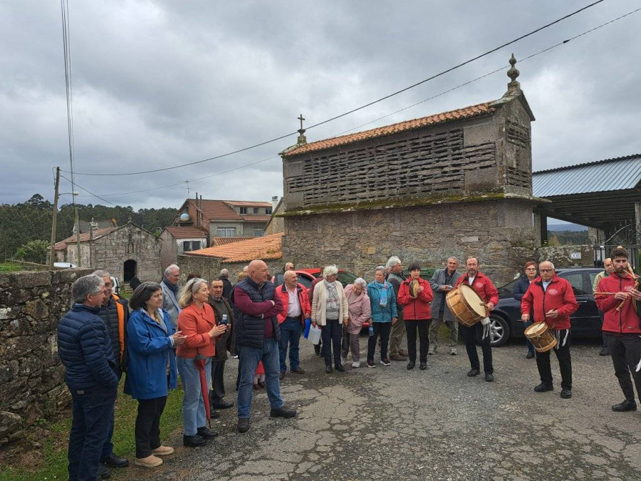 En Os Ánxeles, Ponteceso, celebraron el Domingo de Pascua por todo lo alto