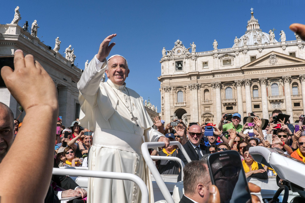 El papa Francisco, en la plaza de San Pedro  aec