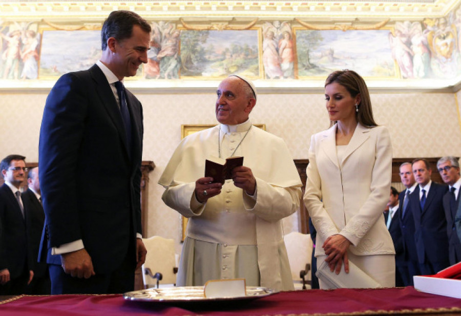 El rey recuerda al papa Francisco como "un enorme faro ético" del mundo