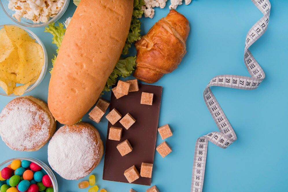 Vista superior alimentos poco saludables cinta metrica 23 2148541033