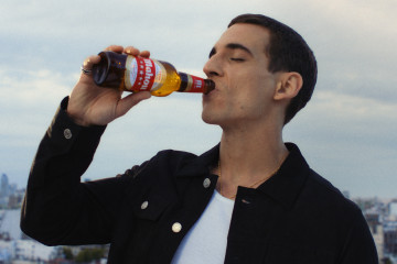 El actor Miguel Herrán, protagonista de la nueva campaña de Mahou Cinco Estrellas