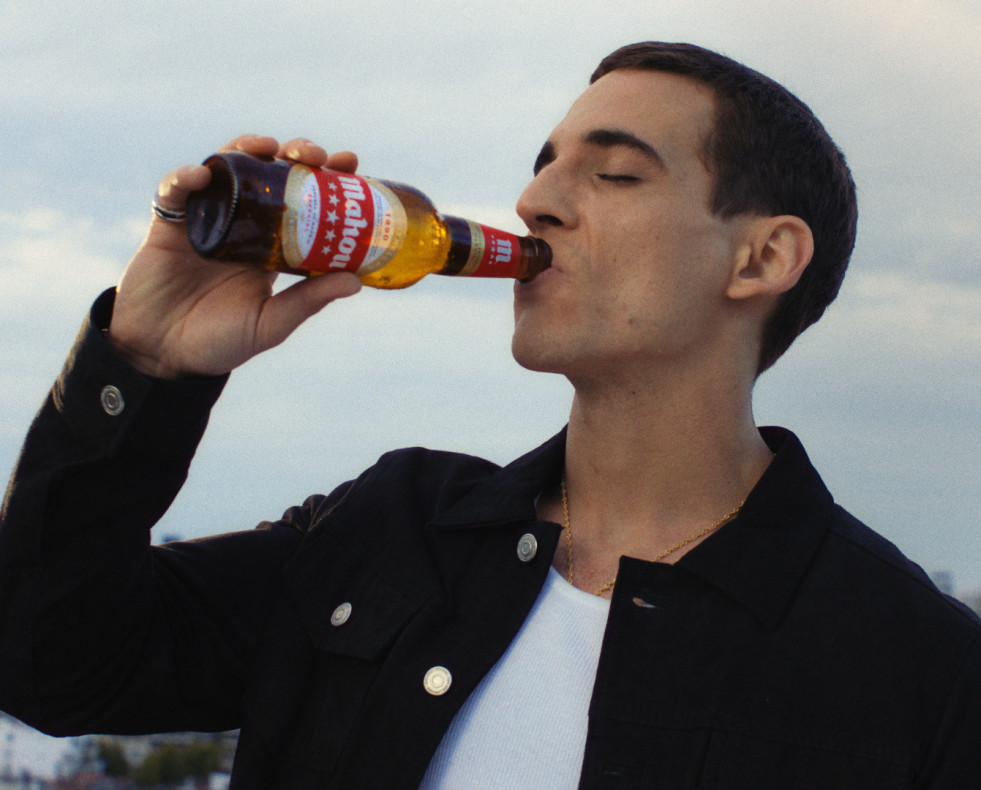 El actor Miguel Herrán, protagonista de la nueva campaña de Mahou Cinco Estrellas