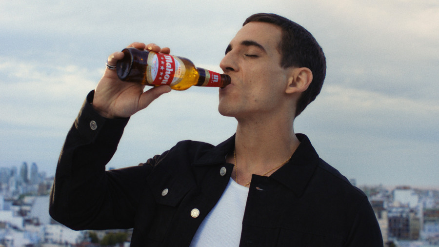 Mahou Cinco Estrellas lanza una nueva campaña que celebra la grandeza que llevamos dentro de la mano del actor Miguel Herrán