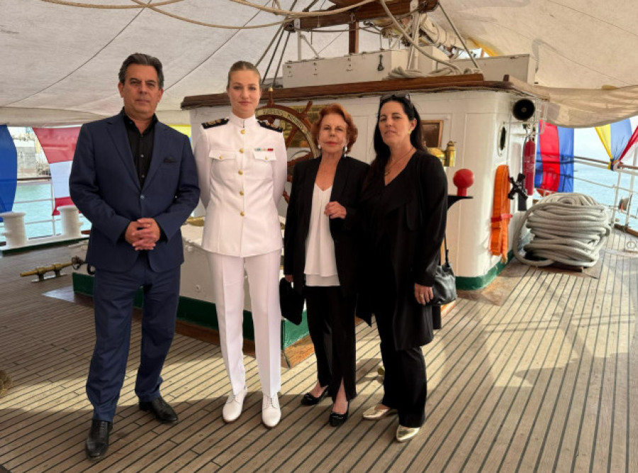 La princesa Leonor se reúne con la viuda e hijos de Vargas Llosa a bordo del Elcano