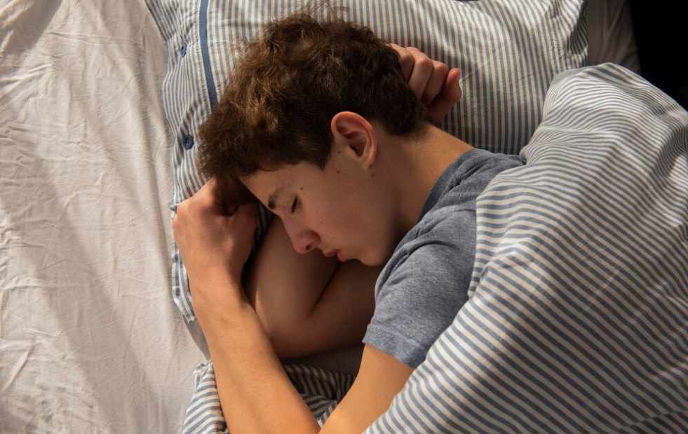 Dormir más y acostarse temprano mejora la memoria, el aprendizaje y la salud cerebral de los adolescentes