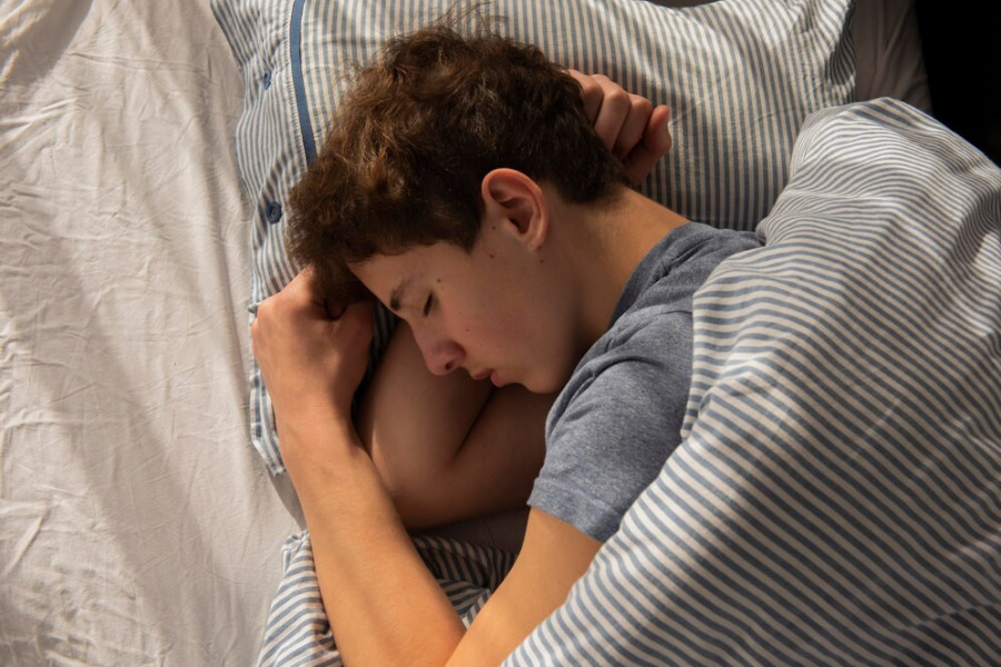 Dormir más y acostarse temprano mejora la memoria, el aprendizaje y la salud cerebral de los adolescentes