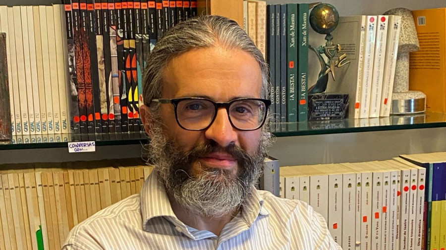 Fernando Castro Paredes, profesor no IES Fernando Blanco de Cee, gaña o Premio Galaxia de Novela 75 Anos