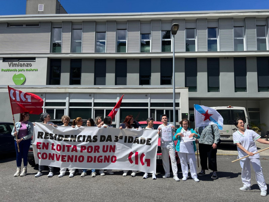 Trabajadoras de las residencias privadas de Carballo y Vimianzo demandan un convenio digno