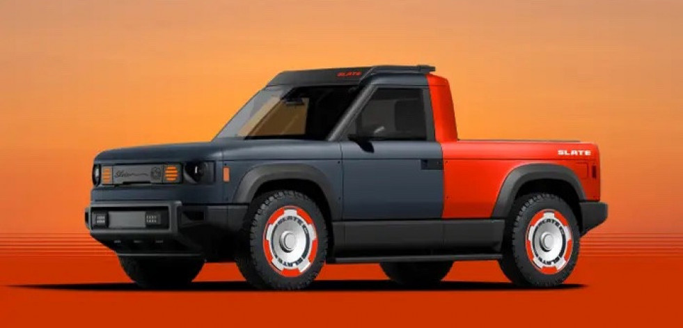 Sin lujos, sin pantallas, sin concesiones: así es la pickup eléctrica de bajo coste respaldada por Jeff Bezos