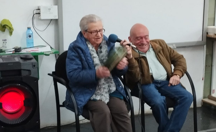 Una vecina de Sofán visitó ayer el CEIP de la localidad