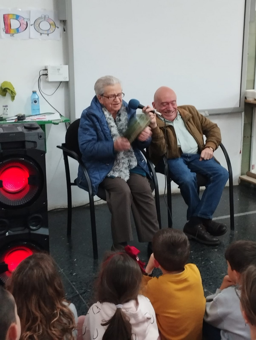 Una vecina de Sofán visitó ayer el CEIP de la localidad