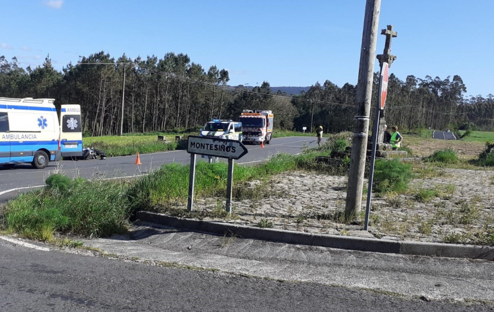 Ferido o condutor dunha moto tras colisionar cun coche en Muxía