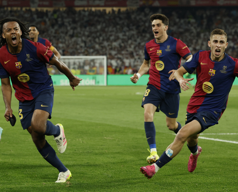 SEVILLA, 26/04/2025.- El defensa francés del Barcelona Jules Koundé (i) celebra el tercer gol de su equipo durante la final de la Copa del Rey que disputan Real Madrid y FC Barcelona hoy sábado en