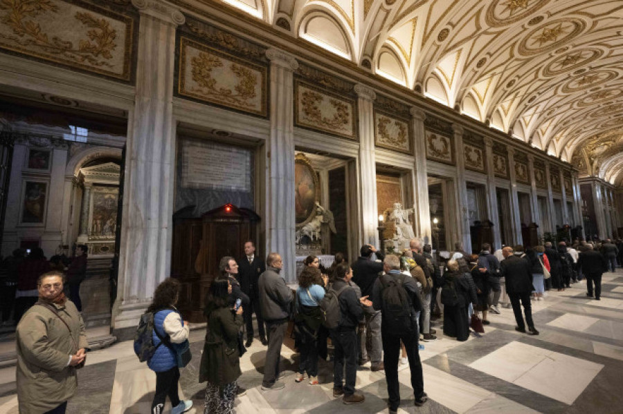 Miles de personas visitan la tumba del Papa Francisco en las primeras horas de apertura al público