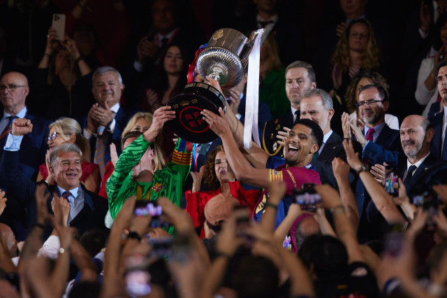 EuropaPress 6679711 marcandre ter stegen ronald araujo fc barcelona celebrate trophy during spanish