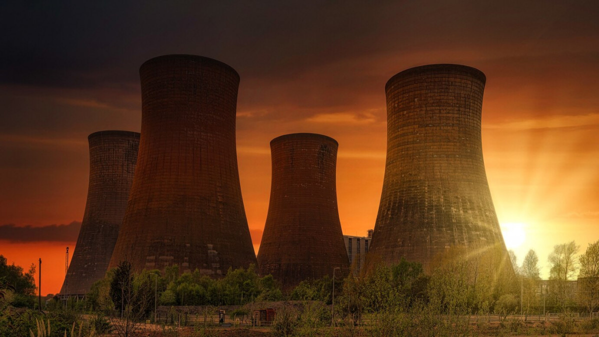 Campo hierba verde cerca planta energia puesta sol 395237 52