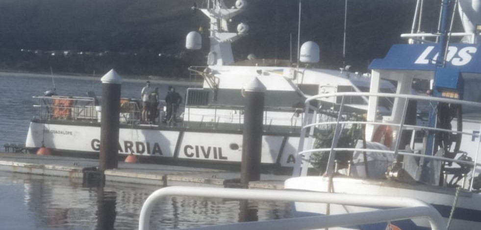 Recuperan un cadáver que avistaron unos percebeiros cerca del faro de Fisterra