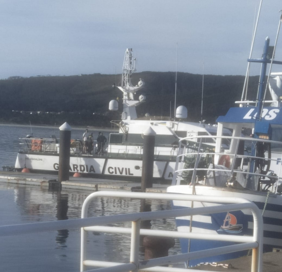 Recuperan un cadáver que avistaron unos percebeiros cerca del faro de Fisterra
