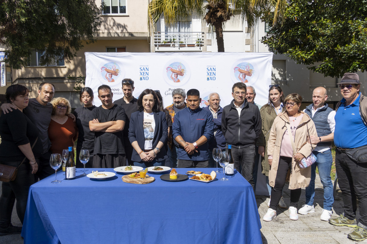 Locales y autoridades durante la presentaciou0301n del Portonovo Gastronou0301mico 2025 | Cedida 