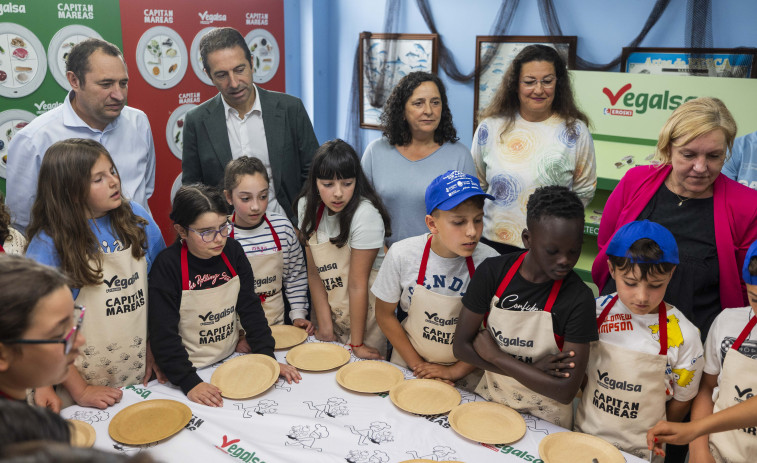 Escolares de Laxe conocen las bondades del rodaballo con el programa ‘Capitán Mareas’