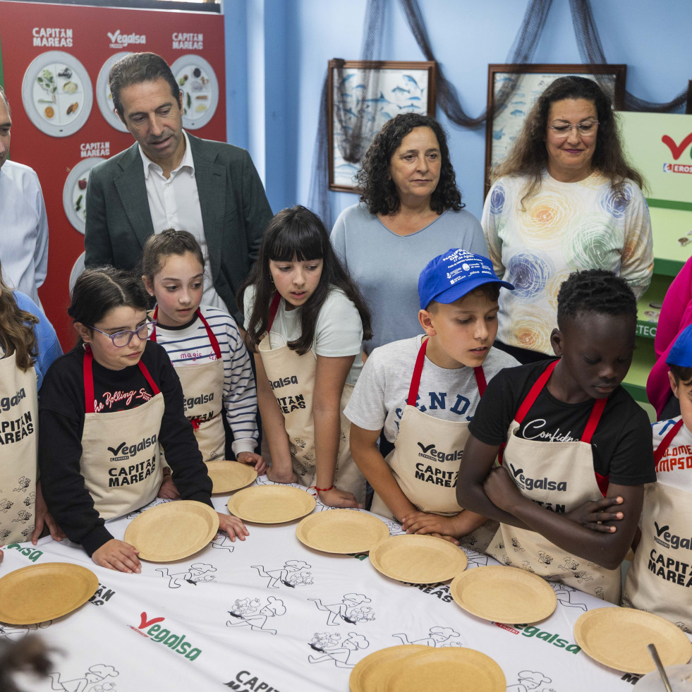 Escolares de Laxe conocen las bondades del rodaballo con el programa ‘Capitán Mareas’