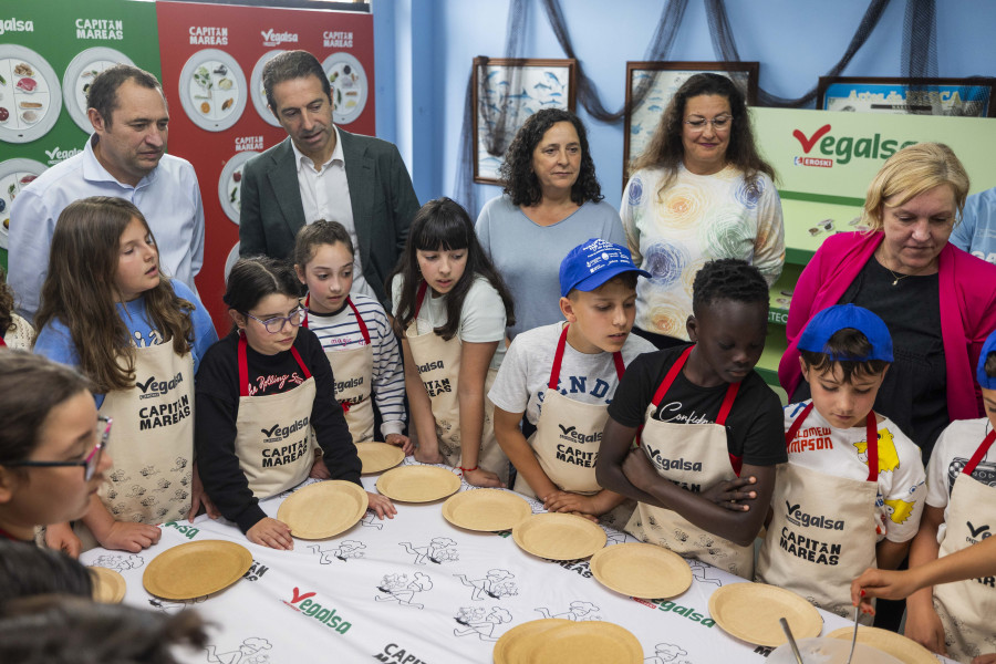 Escolares de Laxe conocen las bondades del rodaballo con el programa ‘Capitán Mareas’