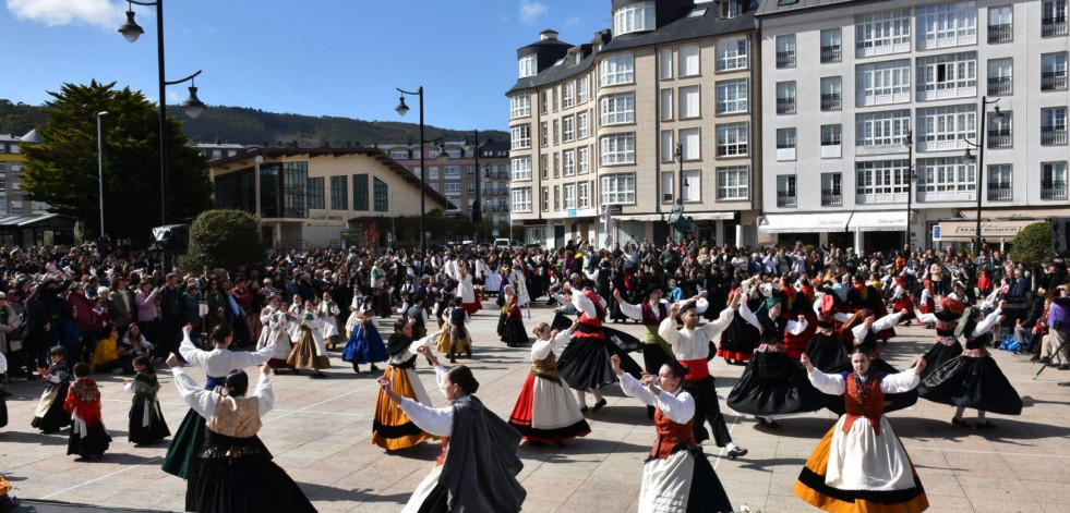 Case 500 bailaríns no Día da Muiñeira de Cee