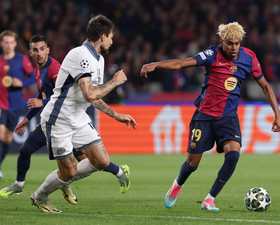 Lamine Yamal of FC Barcelona and Francesco Acerbi