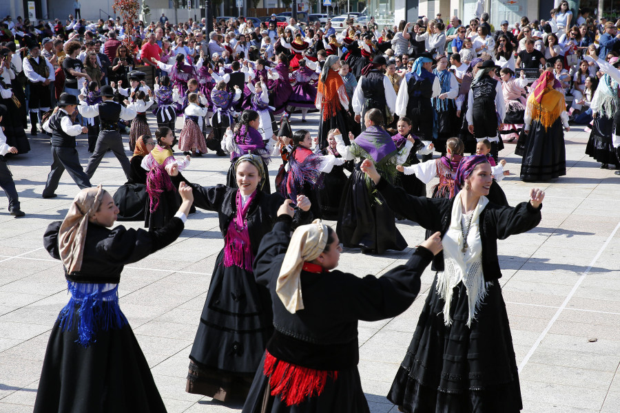 Cee baila a muiñeira, como fai cada 1 de maio
