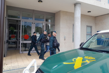 Uno de los detenidos, este viernes tras declarar en el juzgado de Carballo