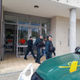 Uno de los detenidos, este viernes tras declarar en el juzgado de Carballo