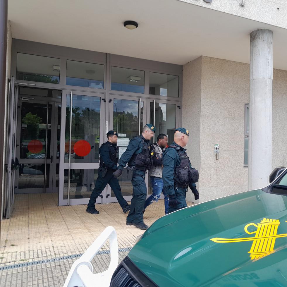 Dos detenidos por el asesinato de un dominicano en un bar de Carballo