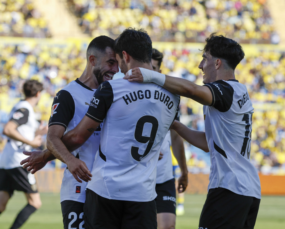 El delantero del Valencia Hugo Duro (c) celebra tras marcar ante Las Palmas