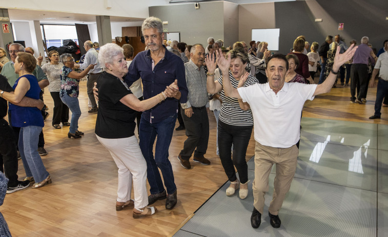 Rocío Pérez pone a bailar a los mayores en Carballo