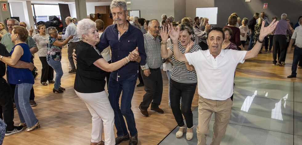 Rocío Pérez pone a bailar a los mayores en Carballo