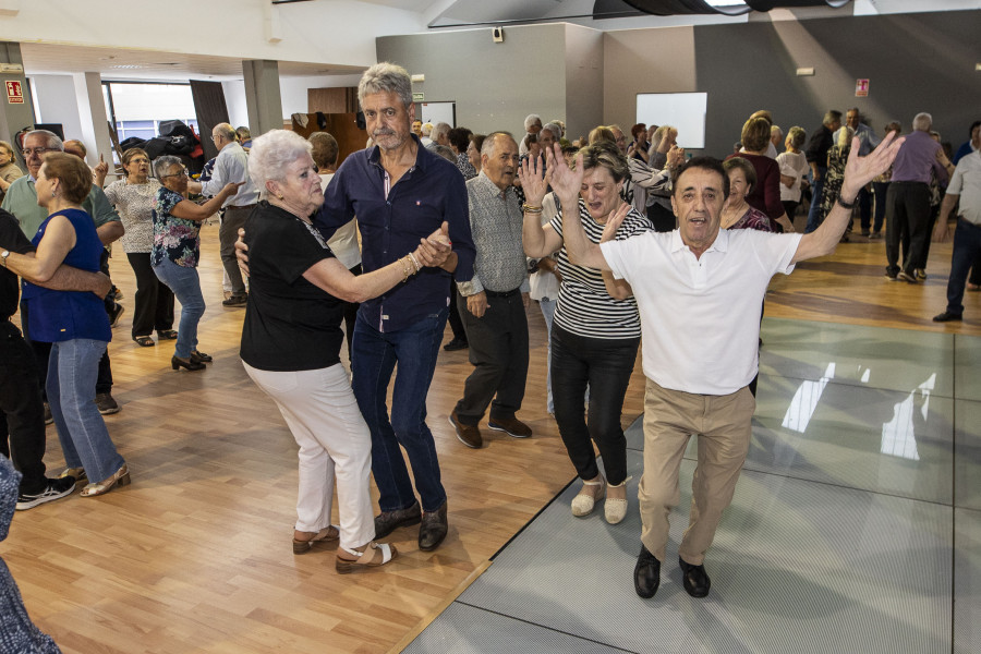 Rocío Pérez pone a bailar a los mayores en Carballo