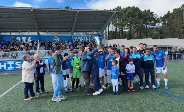 El Camariñas  recibe el trofeo que le acredita como nuevo campeón liguero
