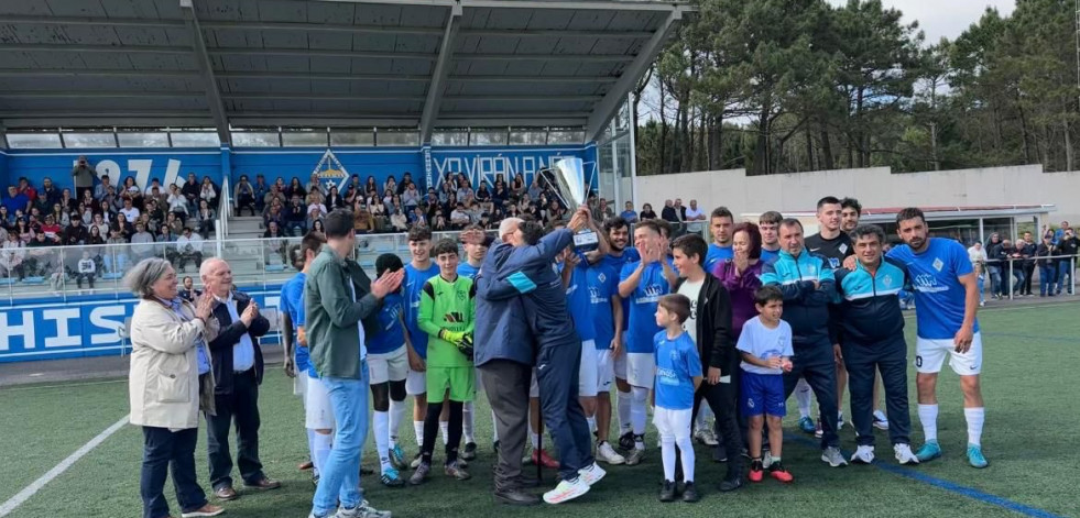 El Camariñas  recibe el trofeo que le acredita como nuevo campeón liguero