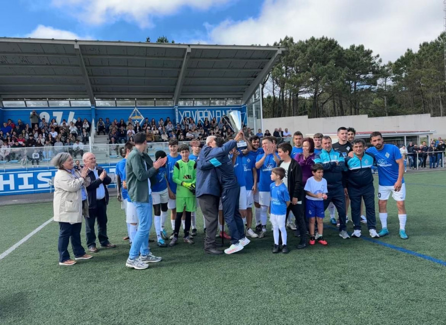 El Camariñas  recibe el trofeo que le acredita como nuevo campeón liguero