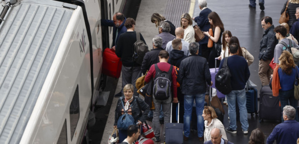 Más de 10.000 viajeros y 30 trenes afectados por un robo de cable en el AVE Madrid-Sevilla