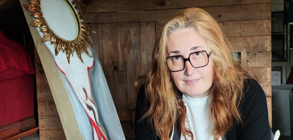 Anomar presenta su primera exposición en Caión con una mezcla de fantasía y tradición