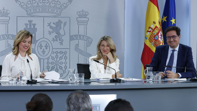 LavicepresidentasegundayMinistradeTrabajoyEconomaSocialYolandaDazjuntoalaportavozyministradeEducacin