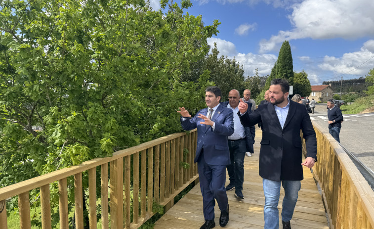 El delegado del Gobierno supervisa las obras de la senda peatonal y ciclable de Cerceda
