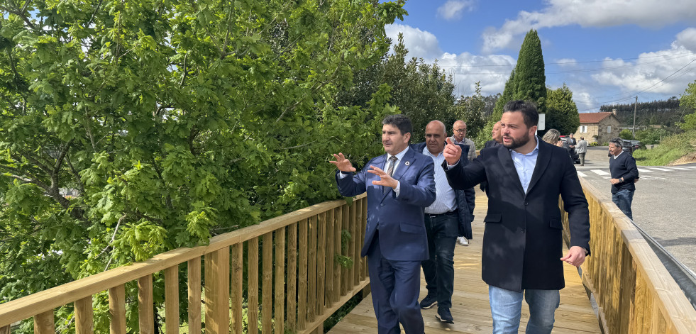 El delegado del Gobierno supervisa las obras de la senda peatonal y ciclable de Cerceda