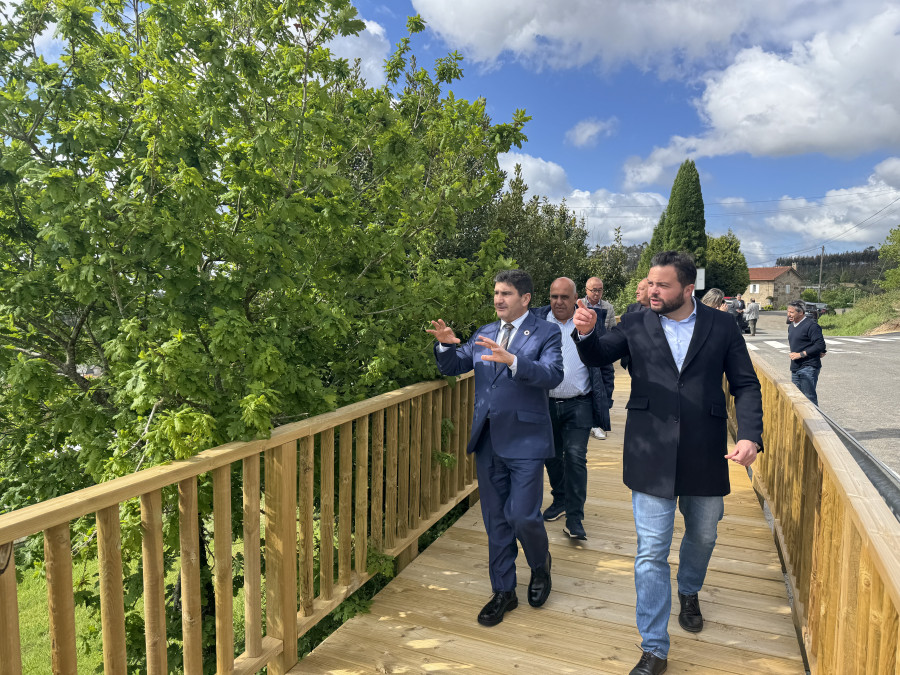 El delegado del Gobierno supervisa las obras de la senda peatonal y ciclable de Cerceda