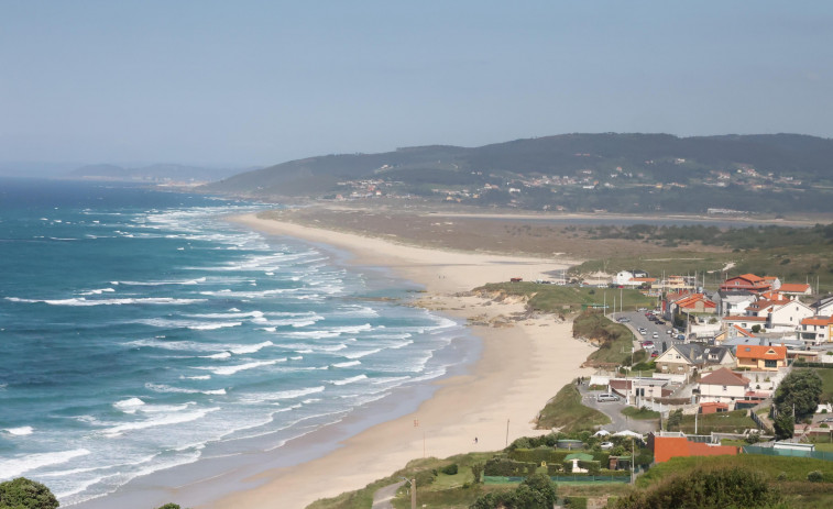 La bandera azul volverá a ondear esta temporada estival en once playas de la Costa da Morte